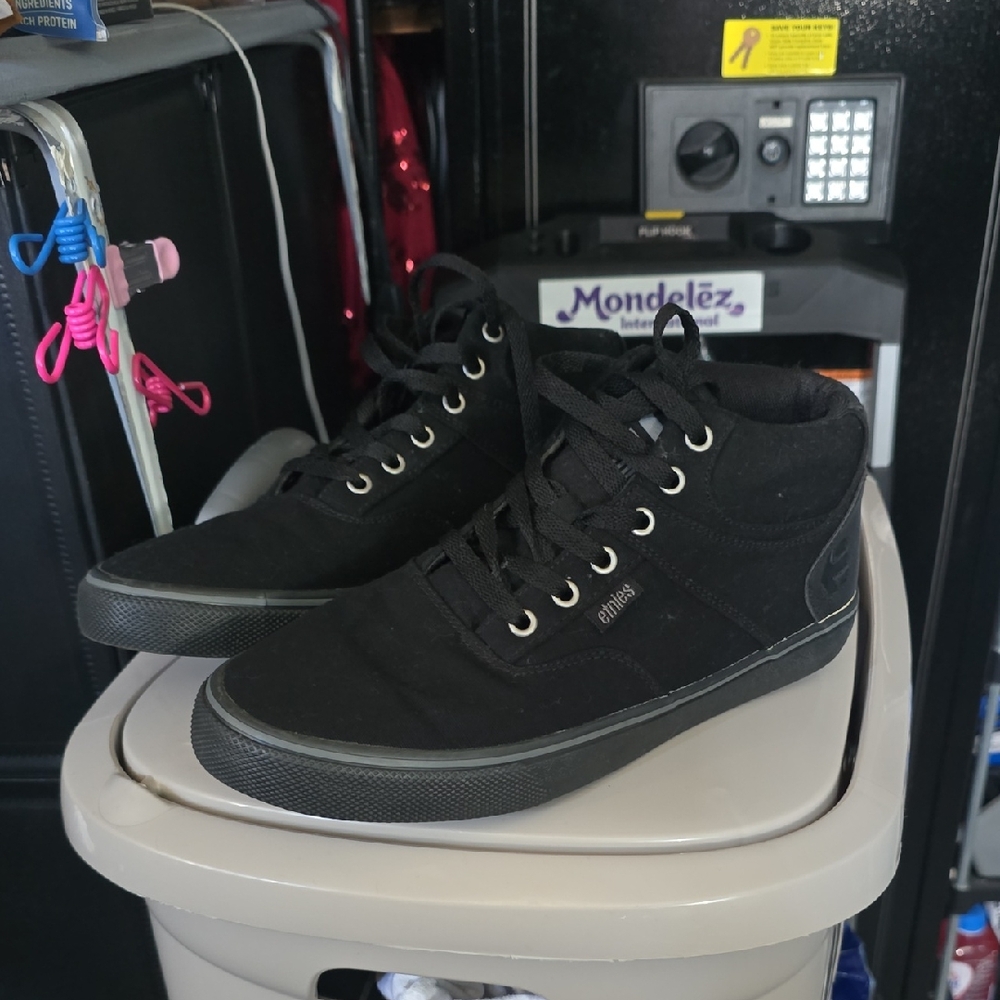 Etnies Men's Black Canvas Sneakers